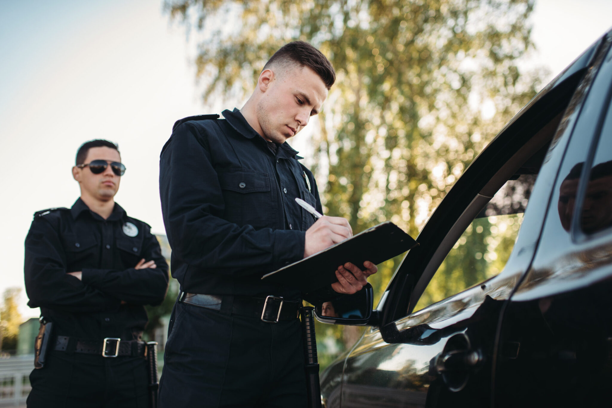 agente d epolicia poniendo multa