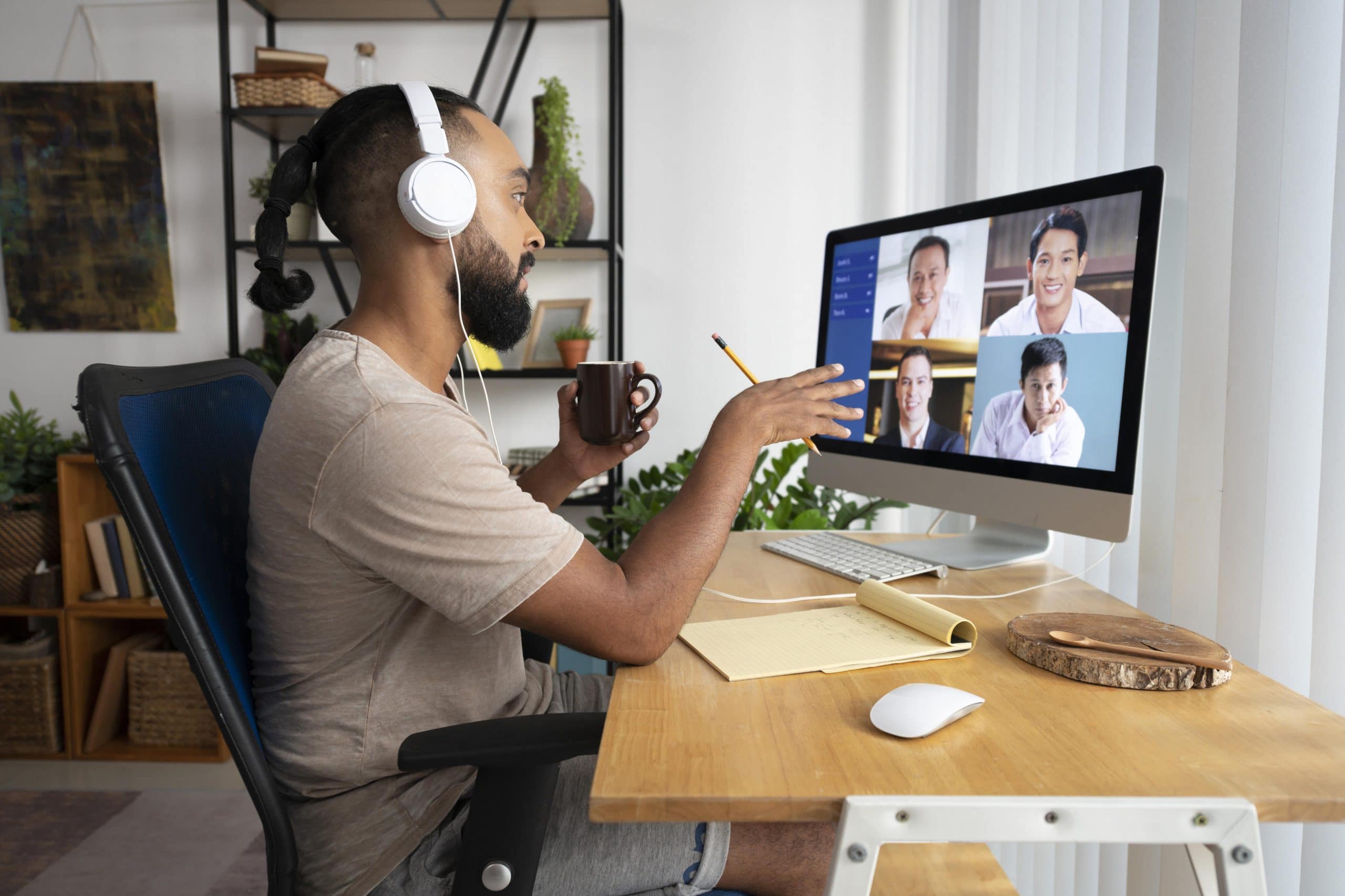 hombre teletrabajando en su casa