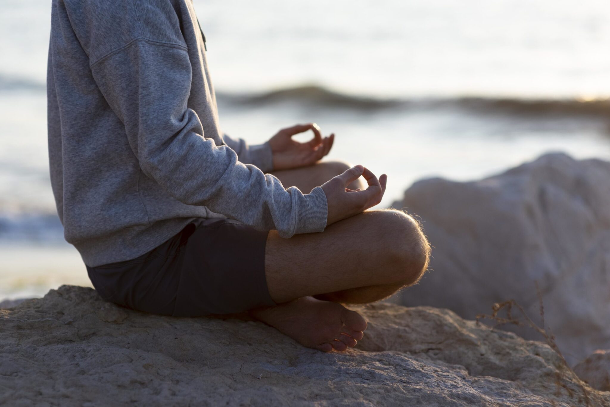 hombre meditando