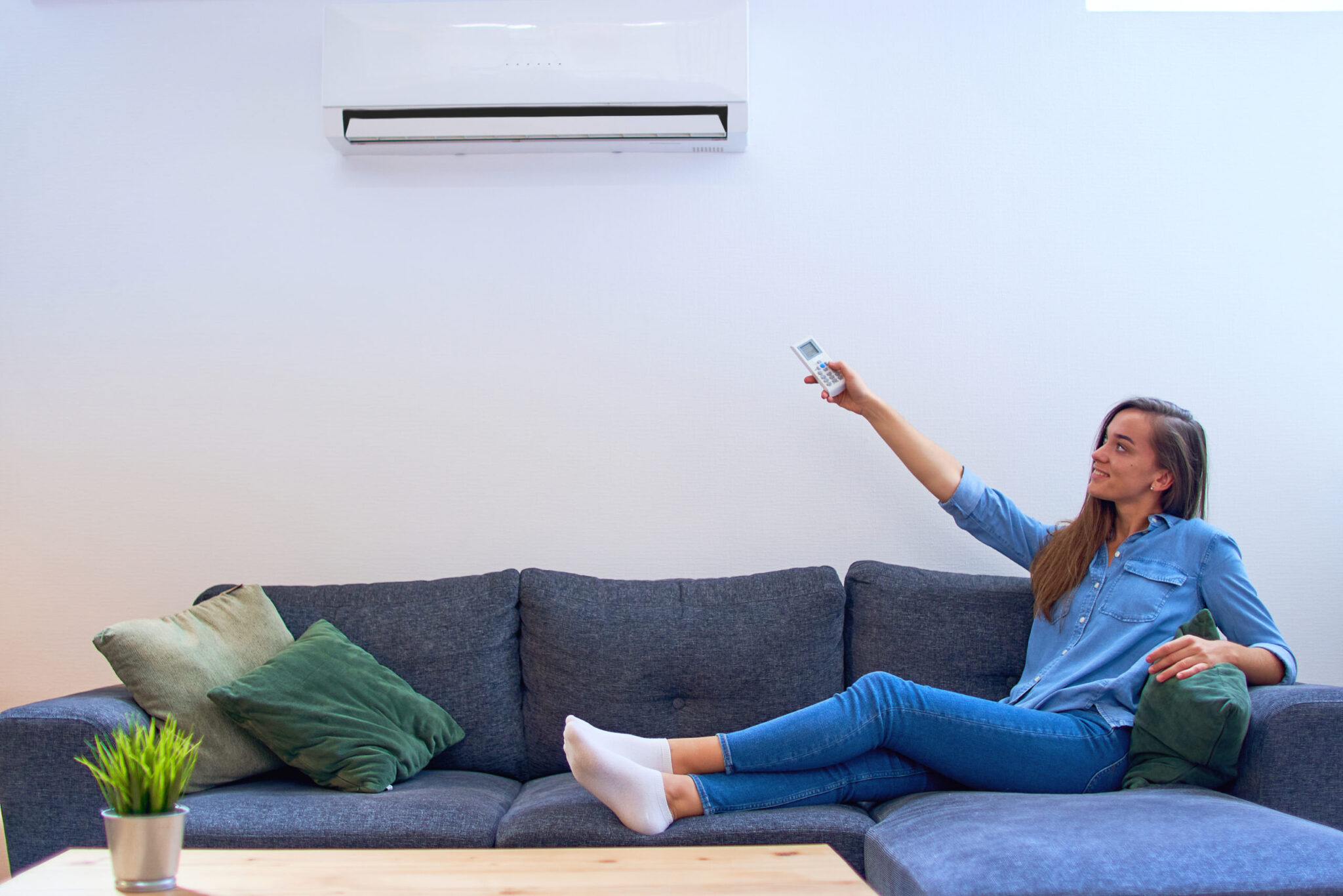 mujer encendiendo el aire acondicionado