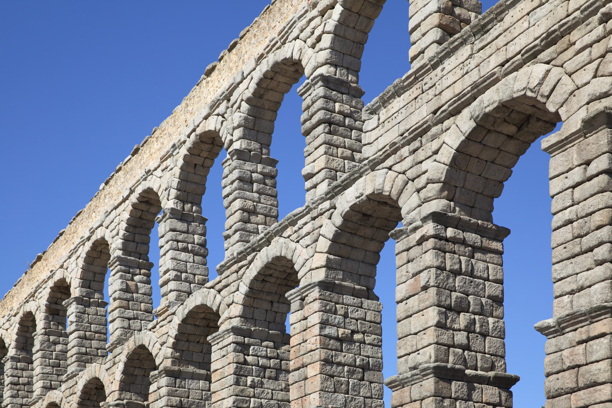 ¿Por qué en Segovia se corta el cochinillo con un plato?