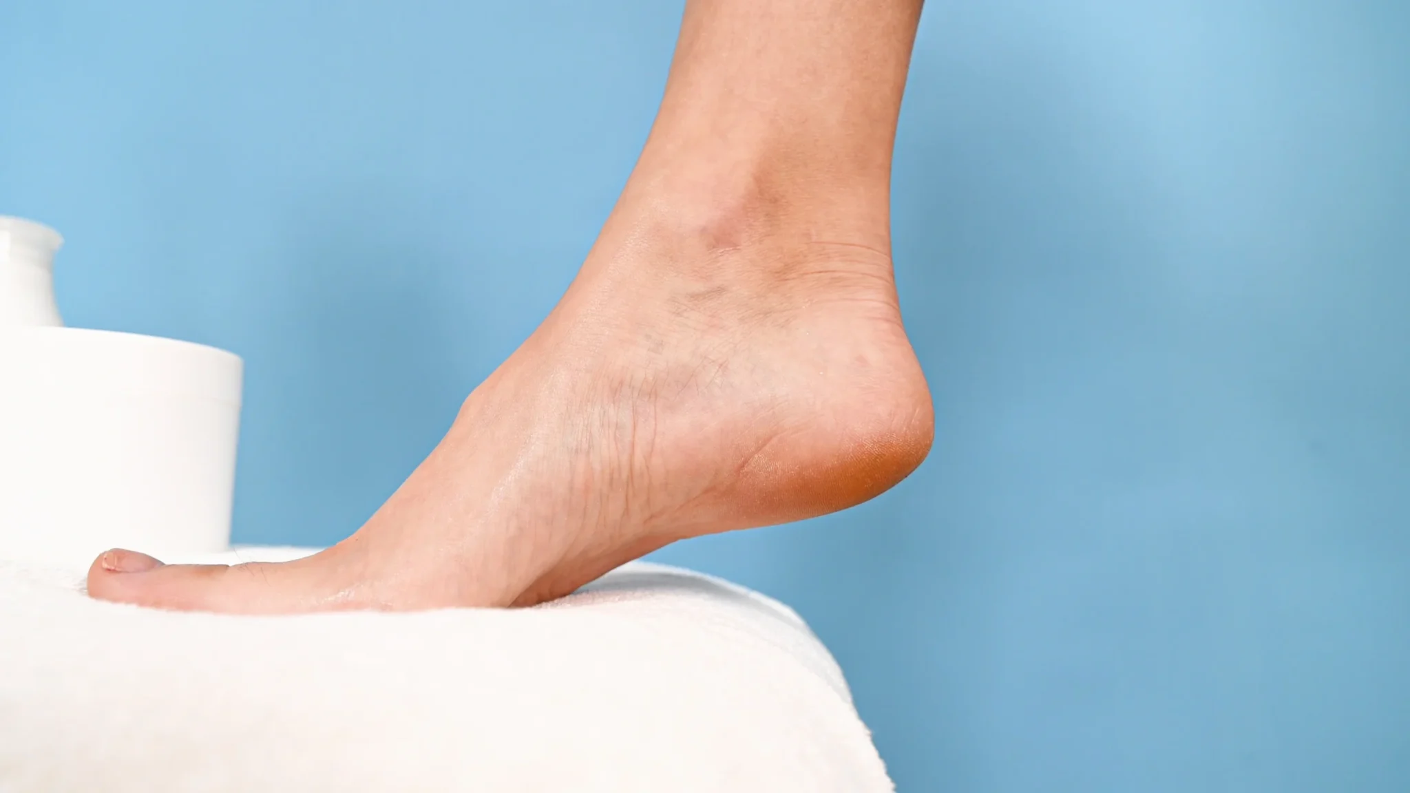 los beneficios de exfoliar los pies