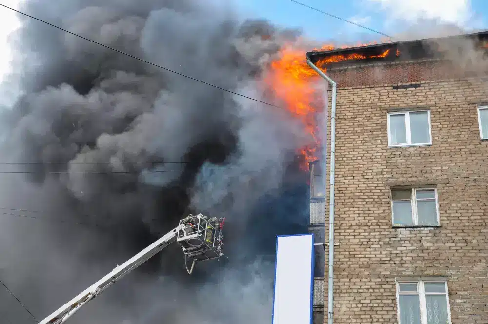 Incendio en la fachada de un edificio