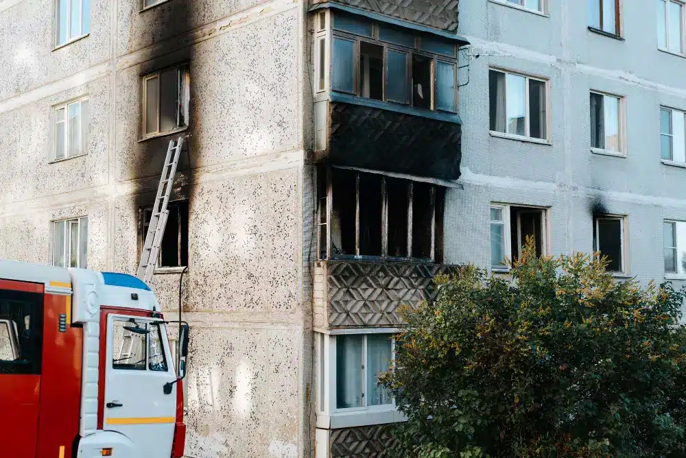 Incendio en la fachada de un edificio