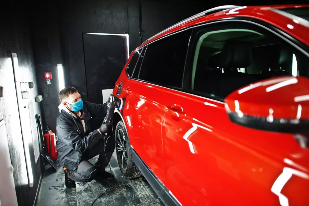 Cómo reparar pequeños daños en la pintura del coche