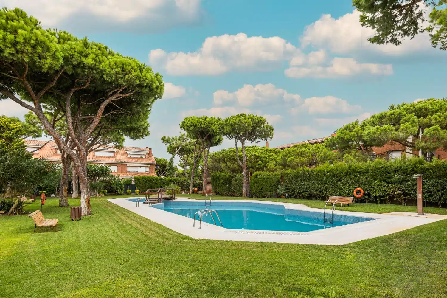 Consejos para construir un bonito jardín con piscina