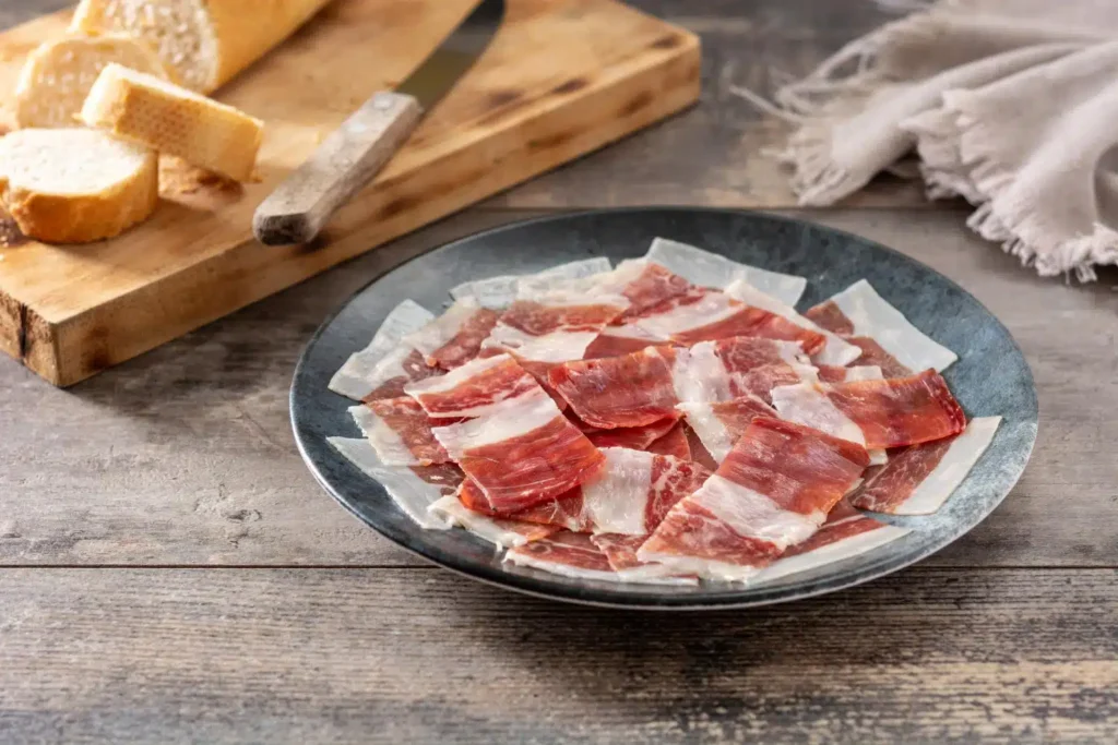 Jamón Ibérico vs. Jamón Serrano: Un Duelo Culinario de Tradición y Sabor