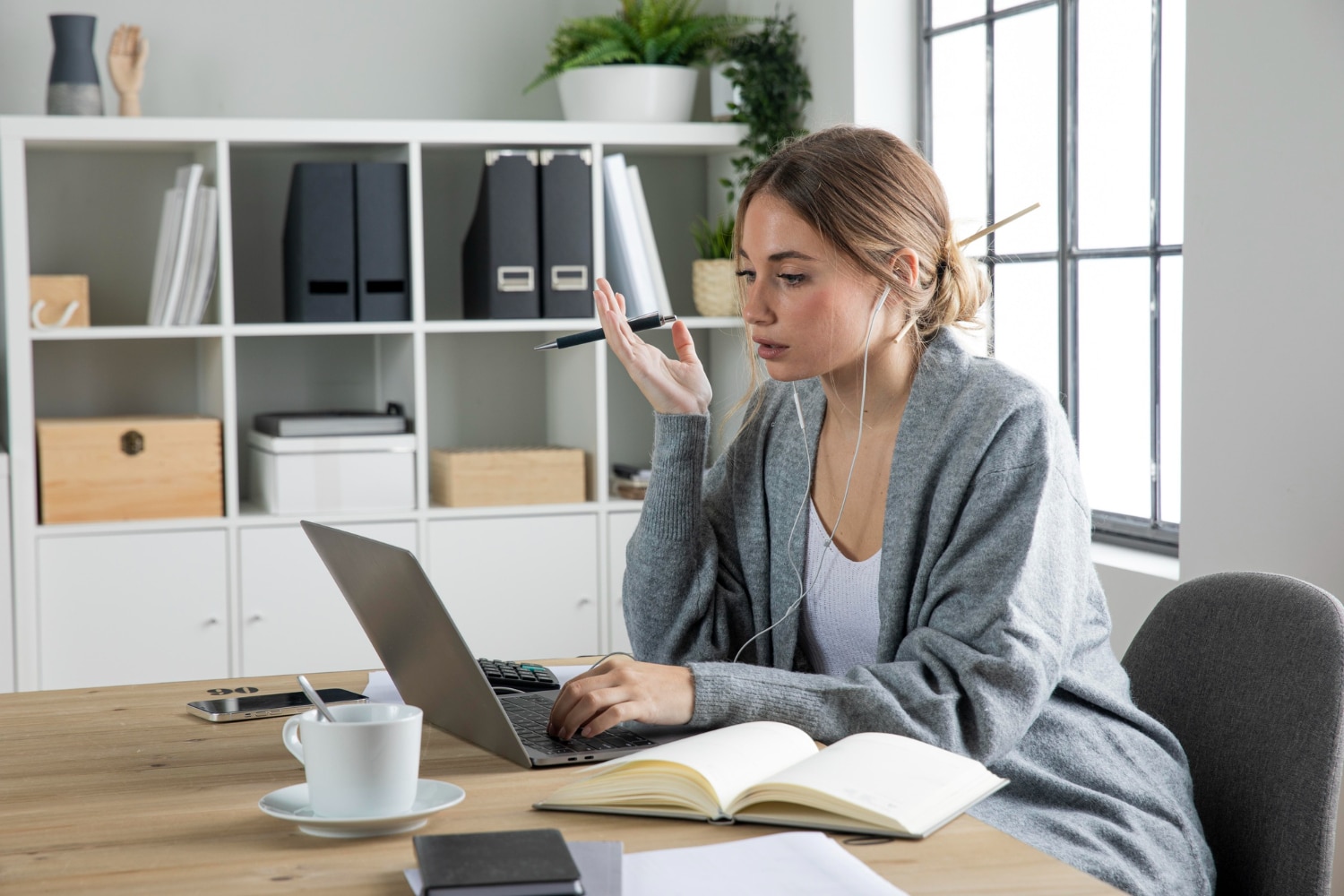 Cómo lograr una decoración funcional en oficinas en casa pequeñas: guía práctica de mobiliario y decoración